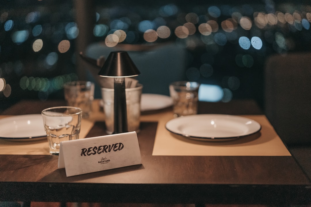 Widok na główną salę restauracji z drewnianymi meblami