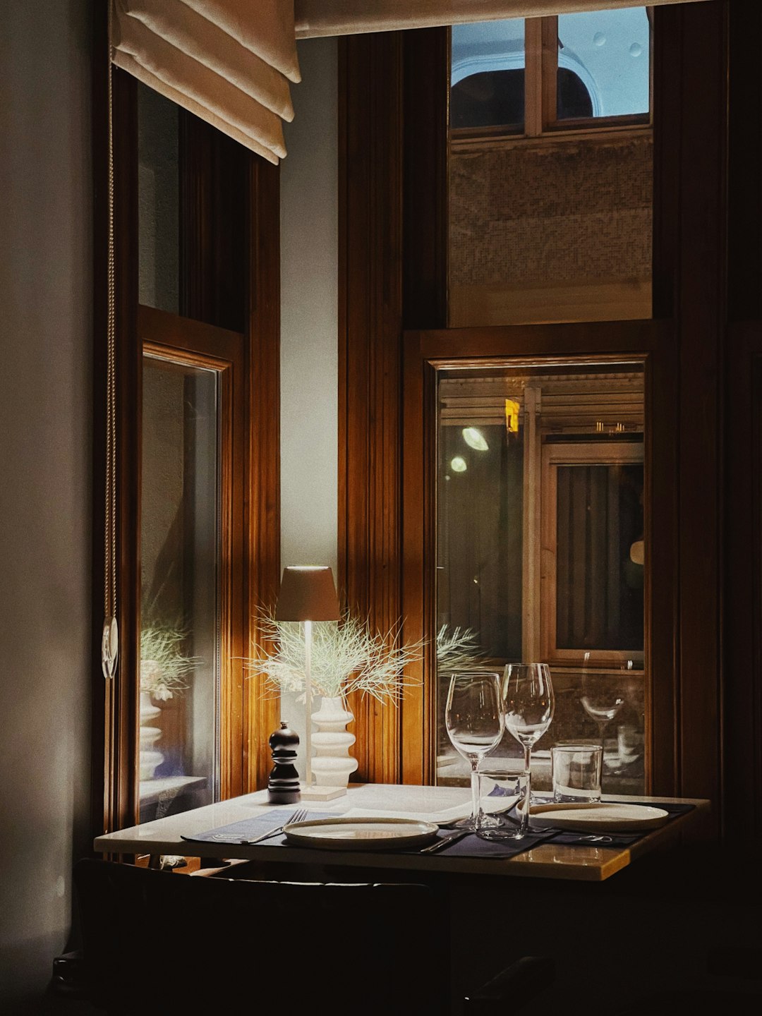 Elegancka restauracyjna przestrzeń z ciepłym oświetleniem